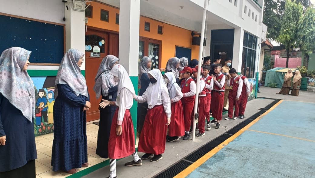 penyambutan-siswa-siswi-yang-datang-ke-sekolah